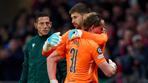 Simone Inzaghi celebrating with his Inter Milan players after beating Barcelona.